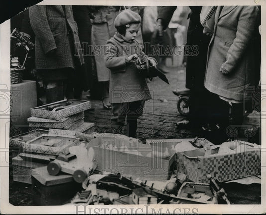 1937 Press Photo Young Shopper Checks Money at Caledonian Market in London
