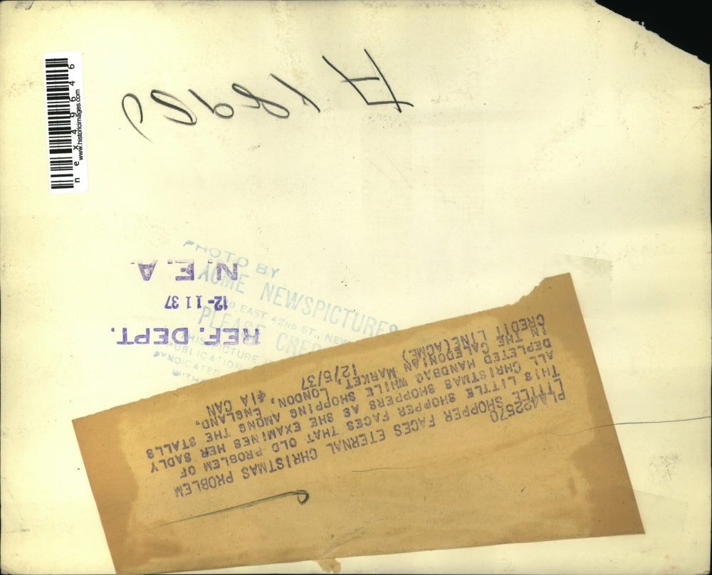 1937 Press Photo Young Shopper Checks Money at Caledonian Market in London