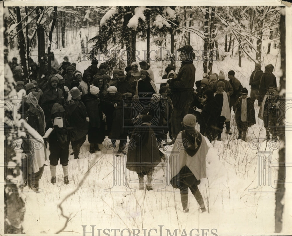 1927 Press Photo Lake Placid Club Guests Search for Yule Log for Christmas