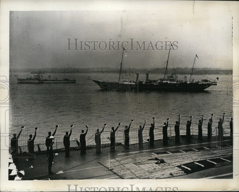 Load image into Gallery viewer, 1937 Press Photo Sailors aboard HMS London &amp; Royal yacht Cictoria &amp; Albert
