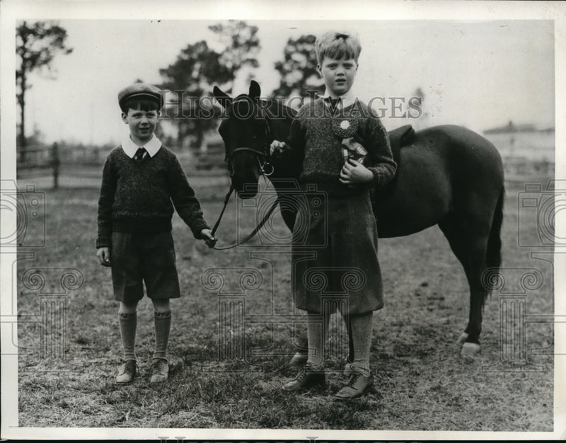 Load image into Gallery viewer, 1933 Press Photo Tommy &amp; Lansing Vail &amp; pony at Pinehurst horse show
