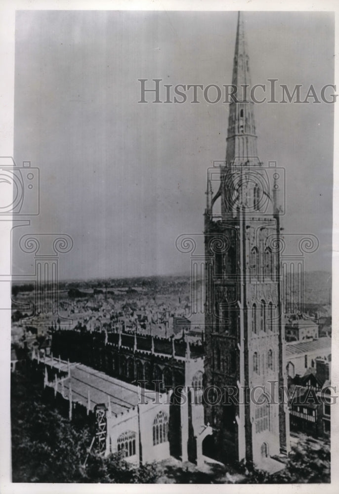 Load image into Gallery viewer, 1940 Press Photo St. Michael's Cathedral in Conventry, England stands after raid
