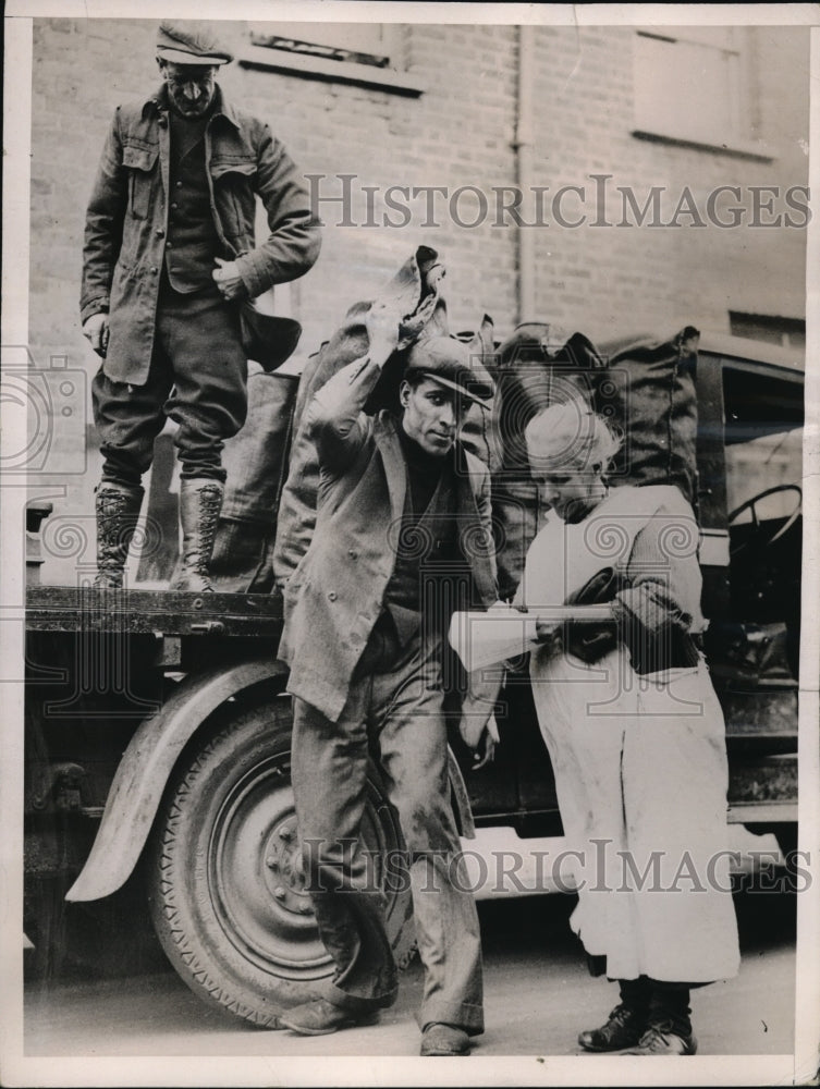 1935 Press Photo Bags of Coal Given by King to Poor in Windsor England