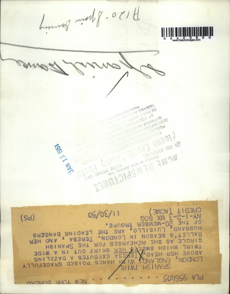 1950 Press Photo Teresa executes dazzling Spanish twirl and swept her skirt wide