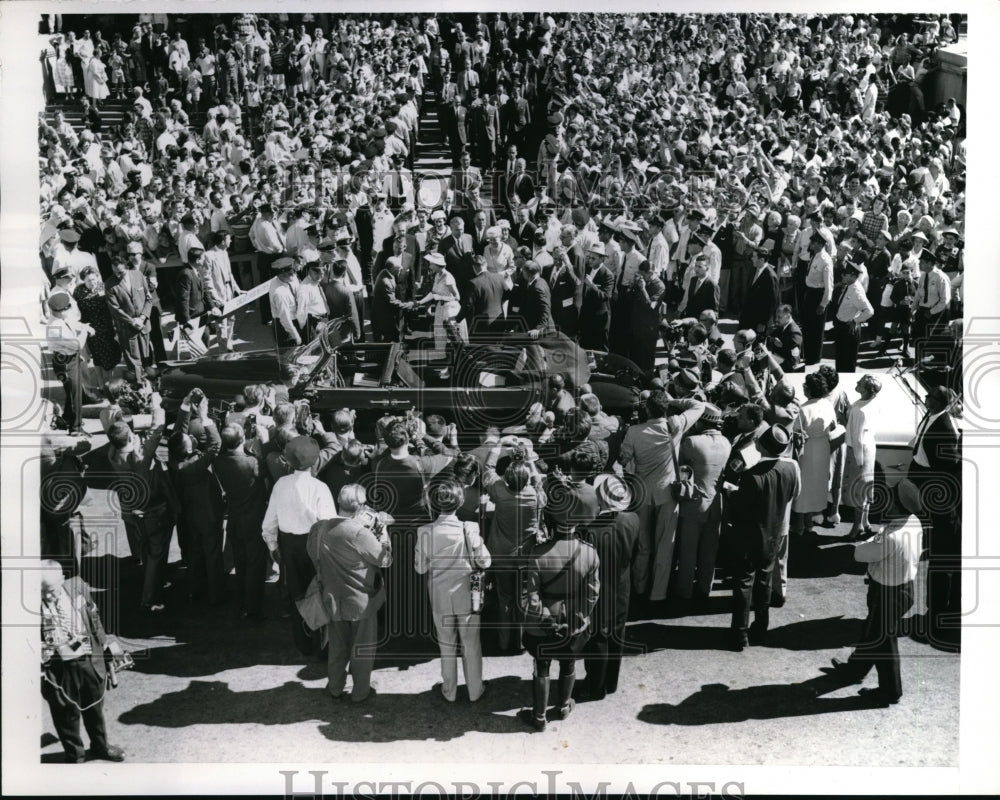 1959 Press Photo Queen Elizabeth & Prince Phillip surrounded by Chicagoans