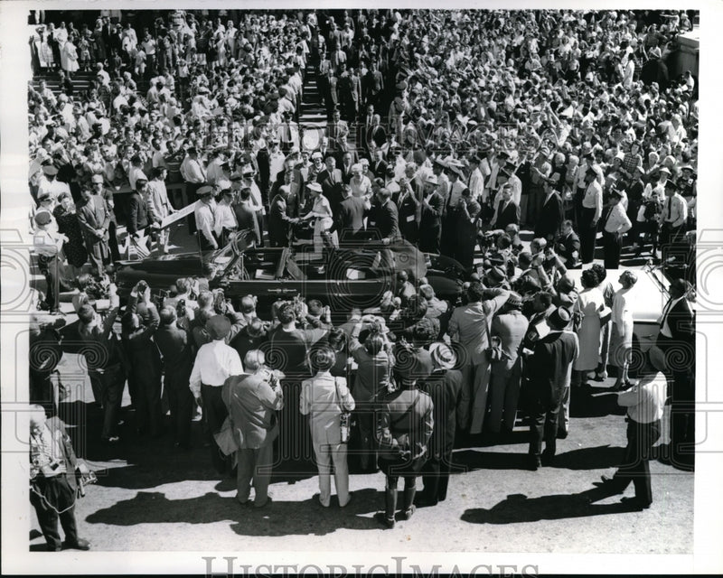 Load image into Gallery viewer, 1959 Press Photo Queen Elizabeth &amp; Prince Phillip surrounded by Chicagoans
