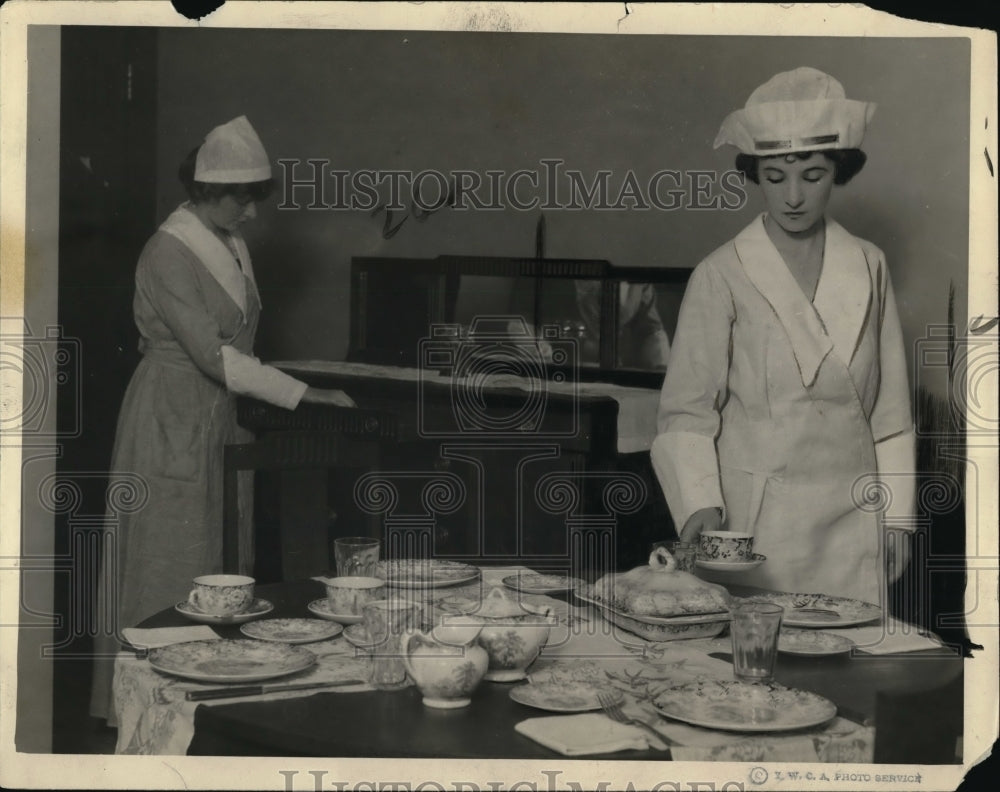 1925 Press Photo ladies serving luncheon at the Ballard School, YWCA