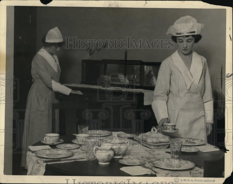 Load image into Gallery viewer, 1925 Press Photo ladies serving luncheon at the Ballard School, YWCA
