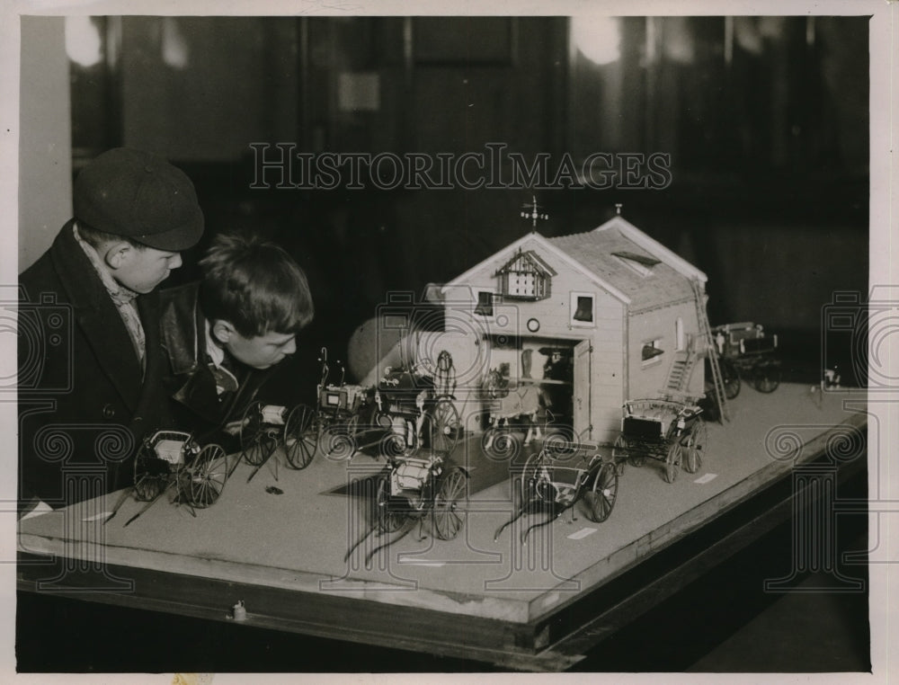 1931 Press Photo boys looking at model horse and carriage at Science Museum