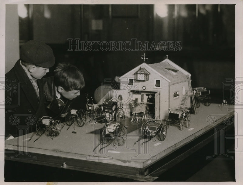 Load image into Gallery viewer, 1931 Press Photo boys looking at model horse and carriage at Science Museum
