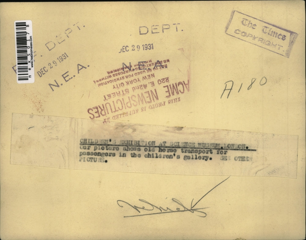 1931 Press Photo boys looking at model horse and carriage at Science Museum