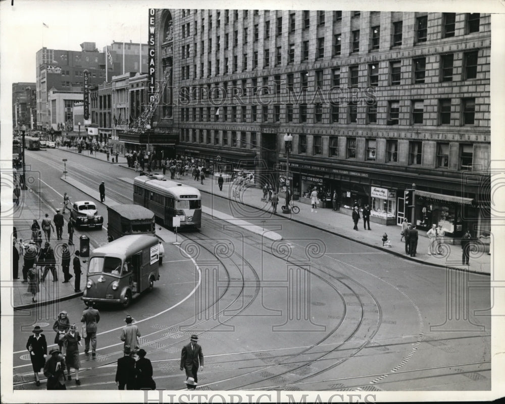 1942 Press Photo Wash DC people on streets just before air raid tests