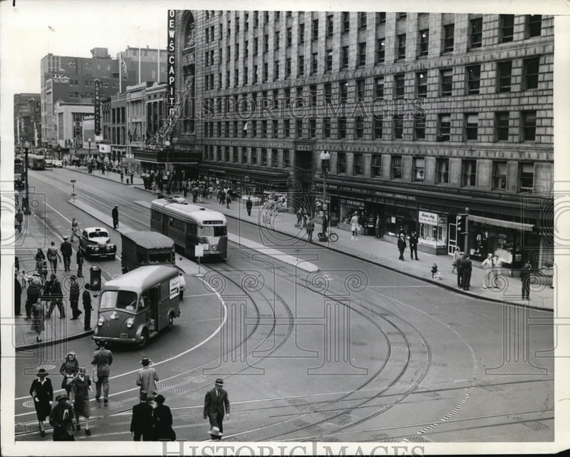 Load image into Gallery viewer, 1942 Press Photo Wash DC people on streets just before air raid tests
