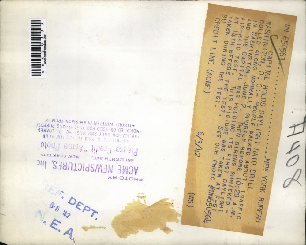 1942 Press Photo Wash DC people on streets just before air raid tests