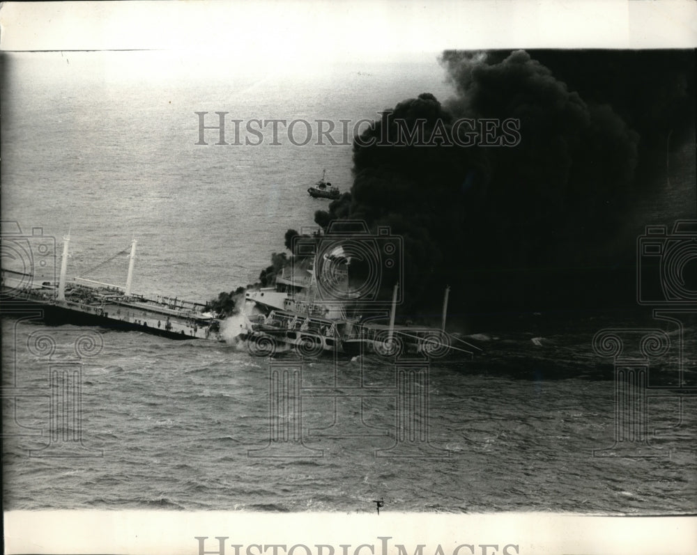 1970 Press Photo Liberian tanks ship Pacific Glory burns & sinks off England
