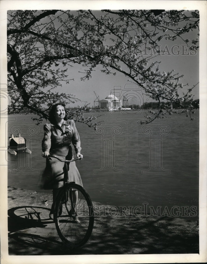 Load image into Gallery viewer, 1941 Press Photo Wash DC Marion Brooks bikes along Tidal Basin in cherry blossom
