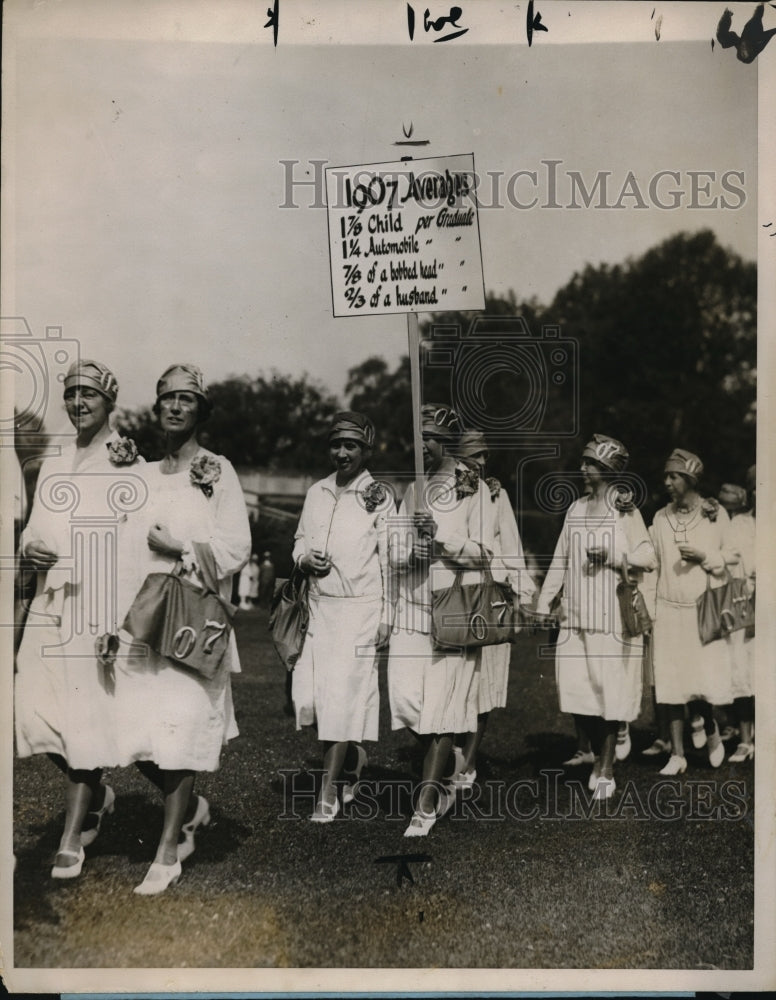 1927 Press Photo Annual Ivy Day at Smith College Costume parade of Alumni