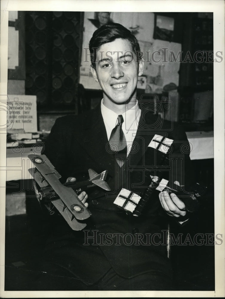 Load image into Gallery viewer, 1934 Press Photo Raymond Mettauer age 15 wins YMCA prizes for model planes
