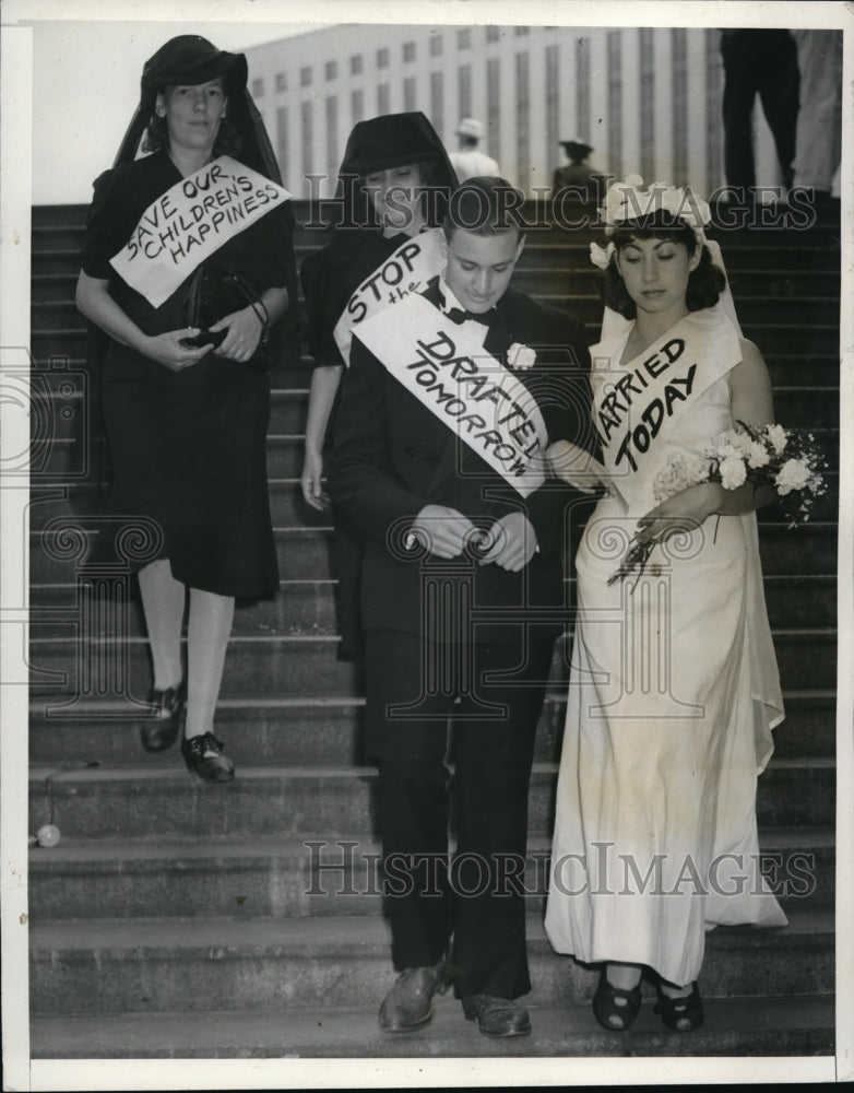 Load image into Gallery viewer, 1940 Press Photo American Student Union protestors at Hall of Records
