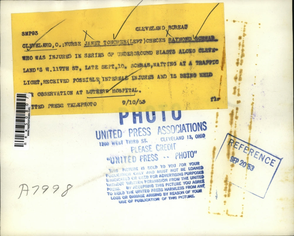1953 Press Photo Cleveland Ohio RN J Toncres BP of checks Raymon Schwab