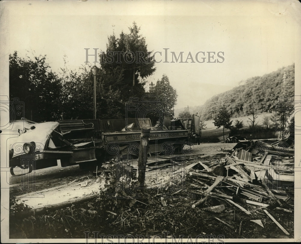 1930 Press Photo Caseel Germany trolly wreck where 2 kids were saved