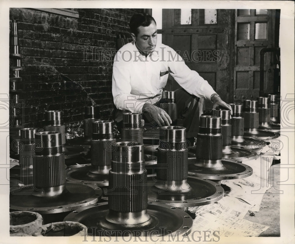 1951 Press Photo Rust prevention coating at Caterpillar Tractor Co,M Terrell