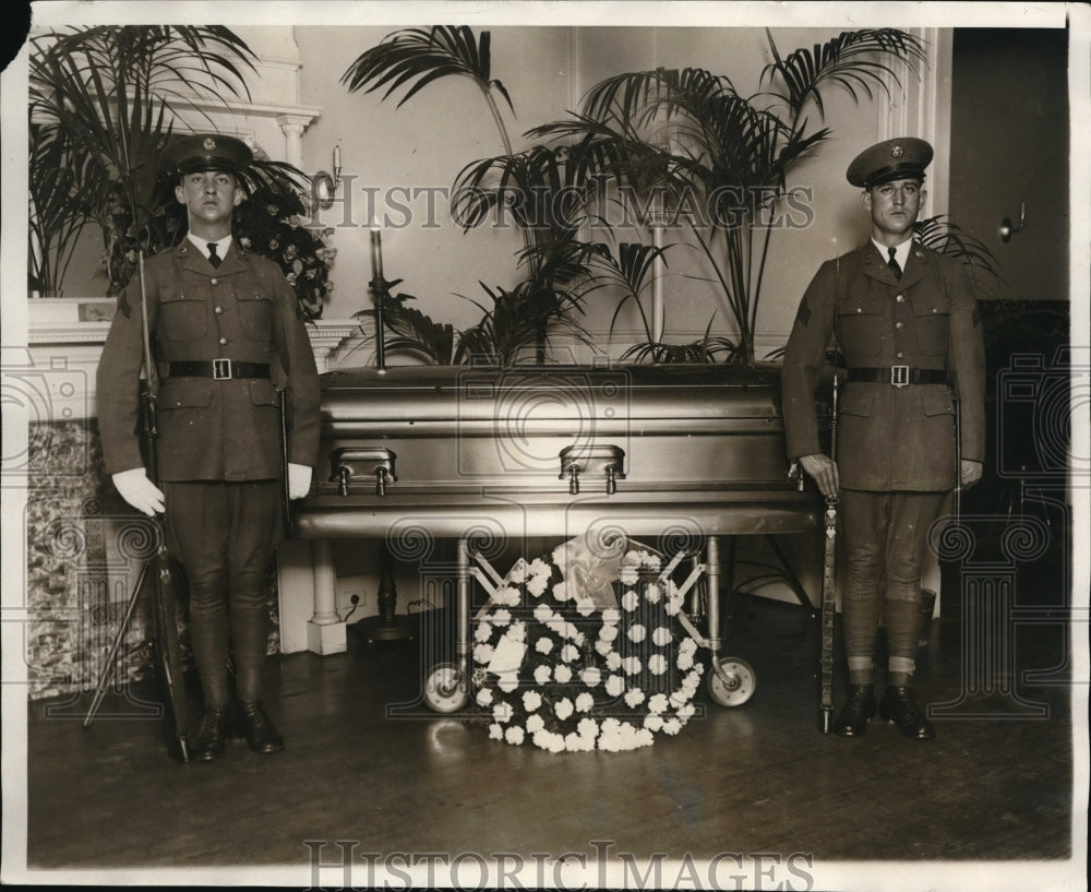 Press Photo Soldiers stood watch over James William Good secretary of War
