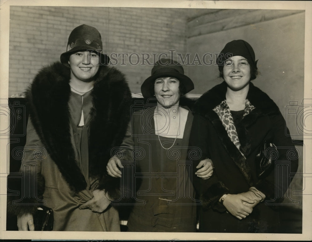 1927 Press Photo NYC debutantes R Watson, Q Marie, S Weekes