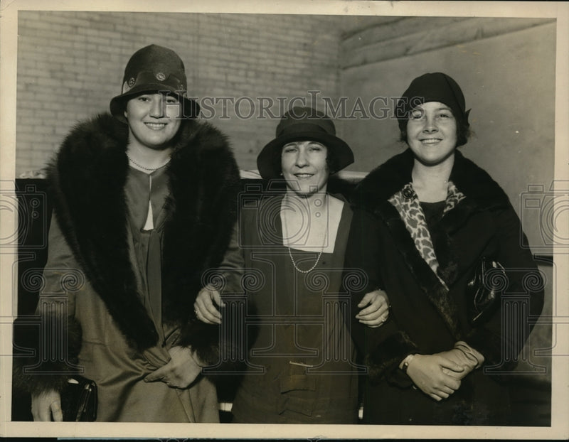 Load image into Gallery viewer, 1927 Press Photo NYC debutantes R Watson, Q Marie, S Weekes
