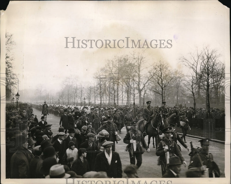 Load image into Gallery viewer, 1927 Press Photo 2nd Battalion Coldstream Guards at Wellington Barracks

