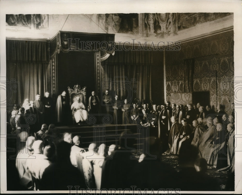 1939 Press Photo Pope enthroned at Sacred College of Cardinals