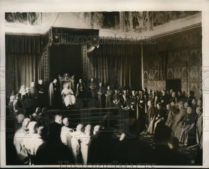 Load image into Gallery viewer, 1939 Press Photo Pope enthroned at Sacred College of Cardinals
