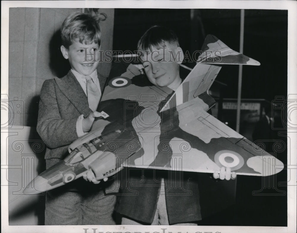 1953 Press Photo London John Hall & Dennis Mogan with model of Gloster Javelin