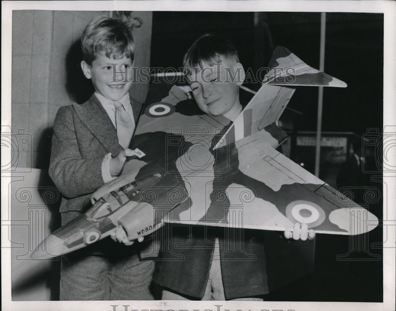 Load image into Gallery viewer, 1953 Press Photo London John Hall &amp; Dennis Mogan with model of Gloster Javelin
