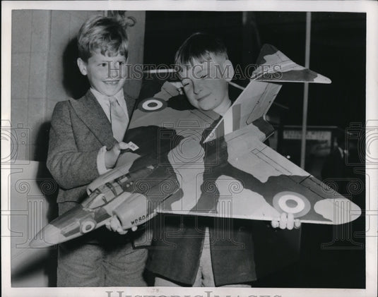 1953 Press Photo London John Hall & Dennis Mogan with model of Gloster Javelin