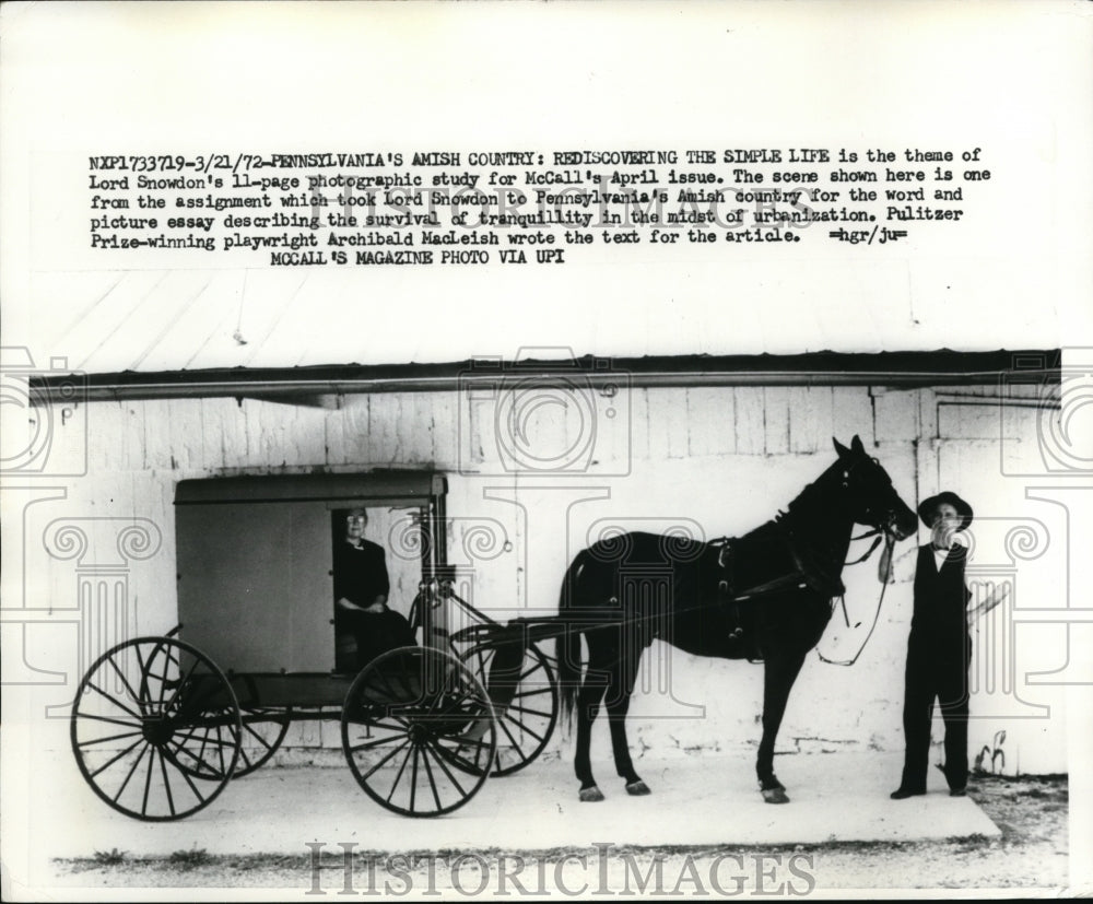 1972 Press Photo Pennsylvania Amish with horse & carriage