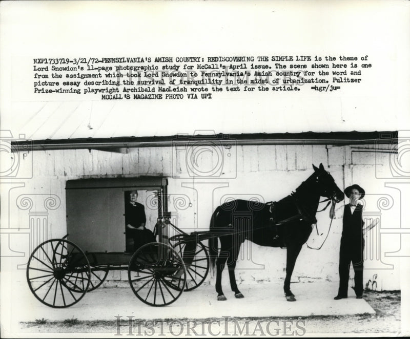 Load image into Gallery viewer, 1972 Press Photo Pennsylvania Amish with horse &amp; carriage
