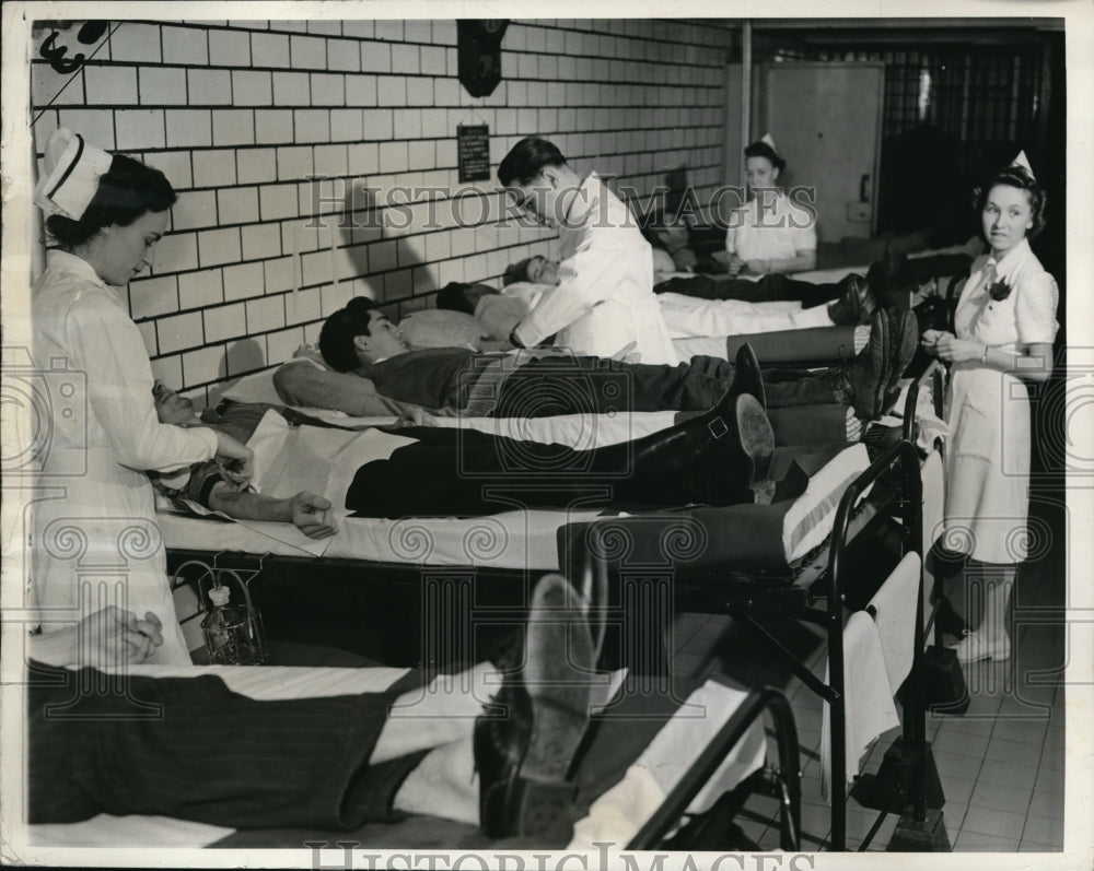 1942 Press Photo St Louis Missouri, prisoners in city jail donating blood for