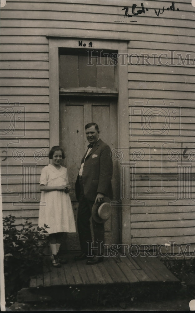 Load image into Gallery viewer, 1920 Press Photo RW Sattler &amp; daughter Jane at old schoolhouse
