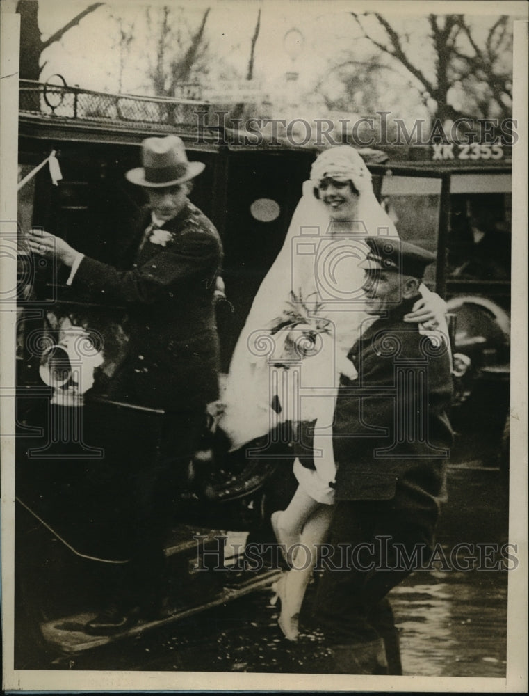 1928 Press Photo Shepperton Middlesex England Fred Wood & bride M Ferris