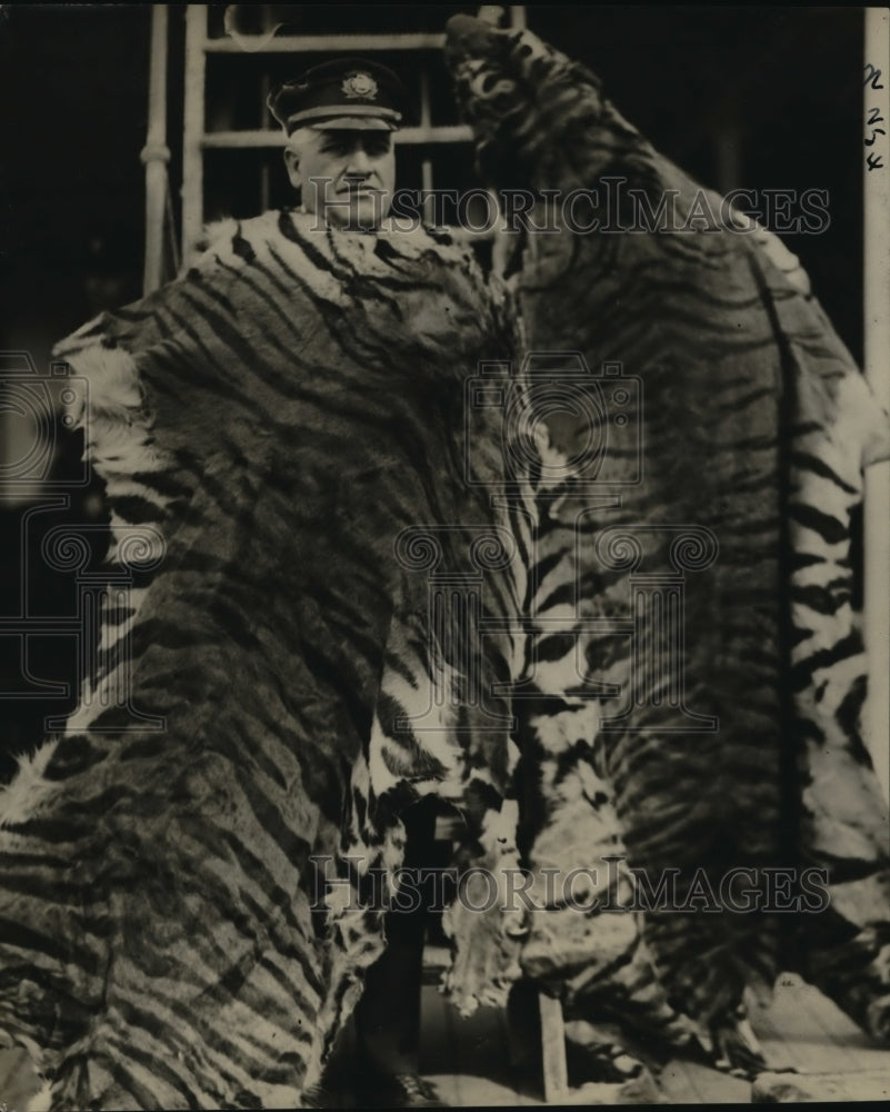1923 Press Photo C Cochran surgeon on liner & tigers he shot in Indo China