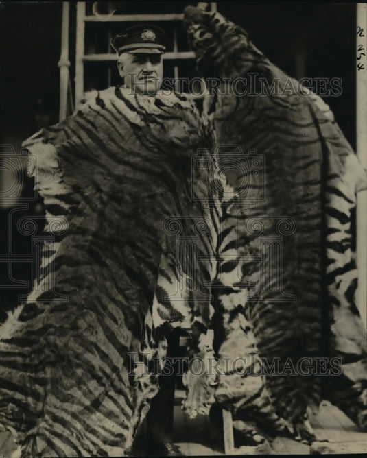 1923 Press Photo C Cochran surgeon on liner & tigers he shot in Indo China