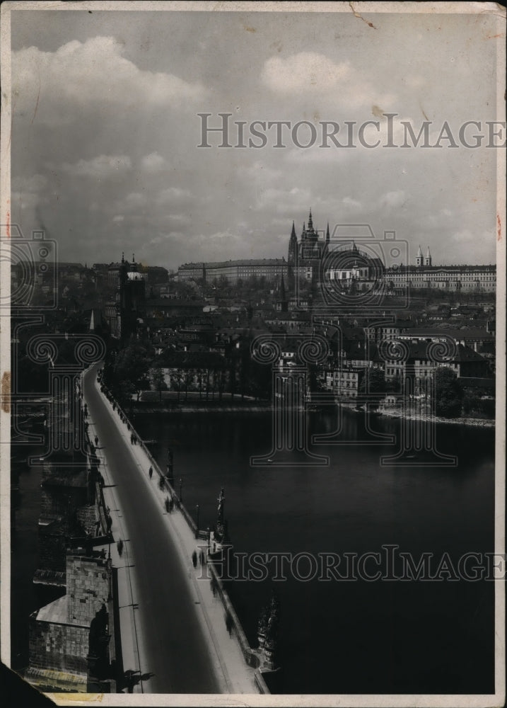 Load image into Gallery viewer, Press Photo Air view of Hradcany Castle &amp; Charles Bridge in Prague
