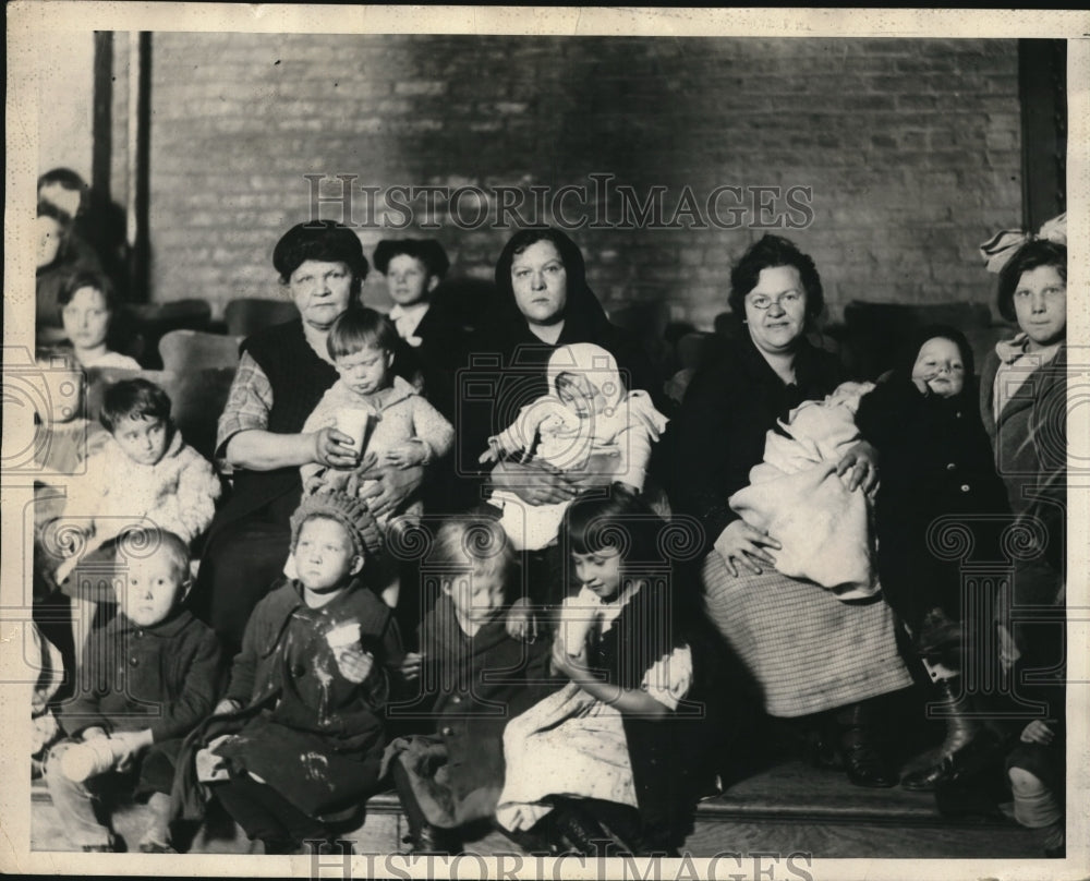 1924 Press Photo Women & children victims of a fire at Red Cross shelter