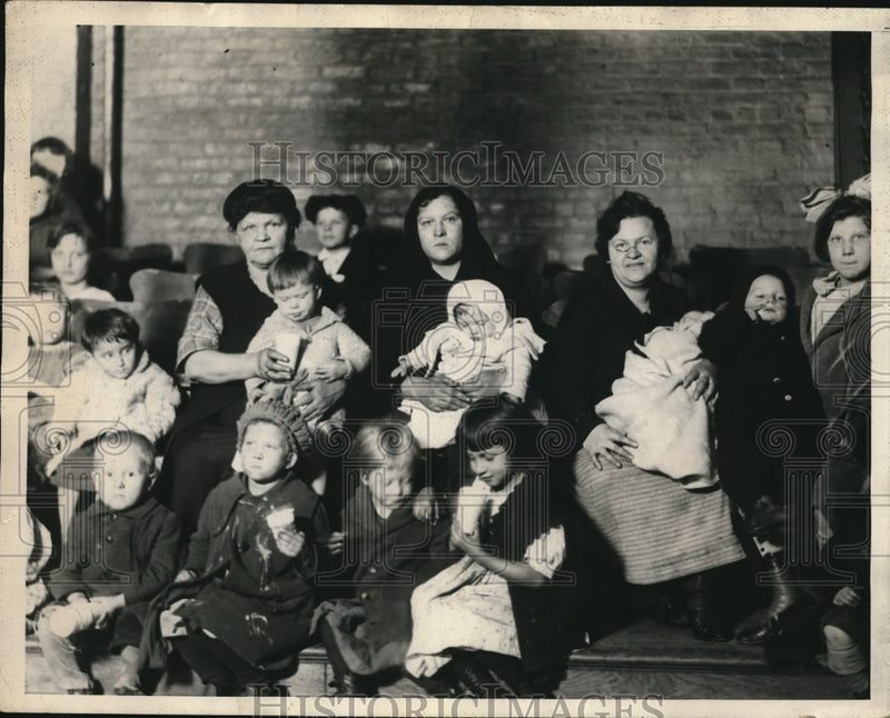 Load image into Gallery viewer, 1924 Press Photo Women &amp; children victims of a fire at Red Cross shelter
