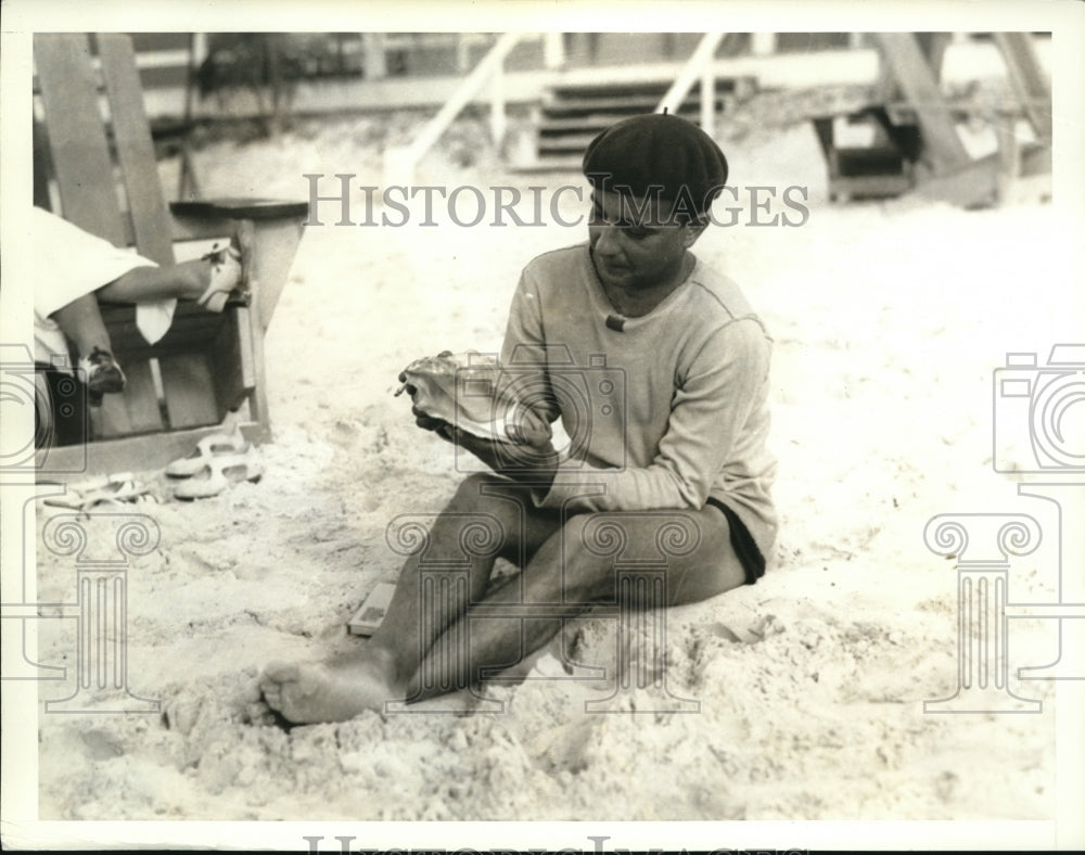 1935 Press Photo Nassau Bahamas Joseph Schwerin of NY at the beach