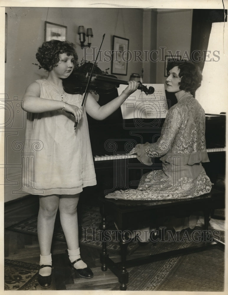 Load image into Gallery viewer, 1930 Press Photo Beverly Blake,9 yr.-old American musical prodigy &amp; Mrs. Viola
