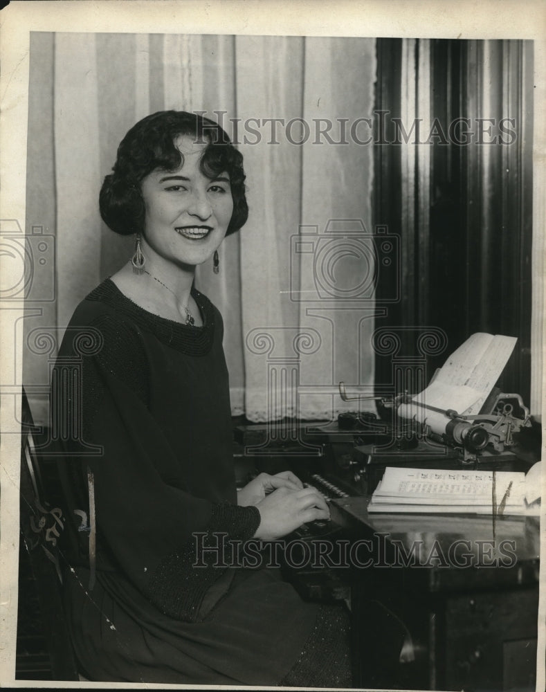 1924 Press Photo Lillian Ann Wiffler steno at Waldorf Astoria Hotel in NYC