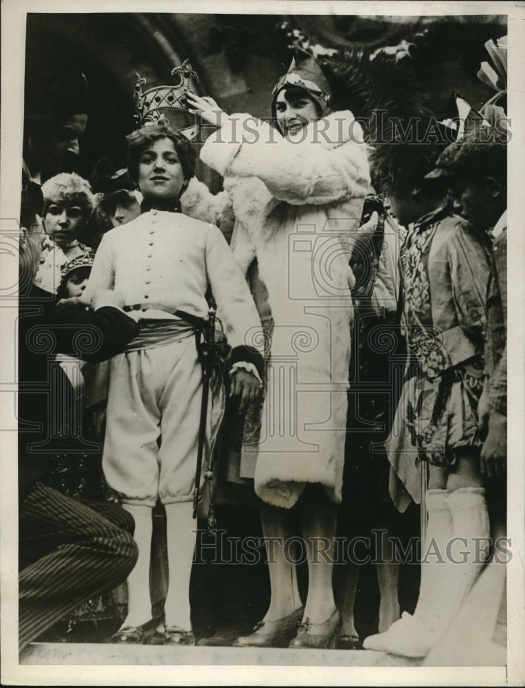 Load image into Gallery viewer, 1927 Press Photo Paris Titi crowned King of the kids in front of Opera

