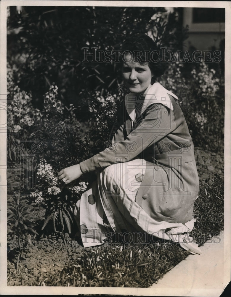 1924 Press Photo Mrs Milner Thorne in her garden